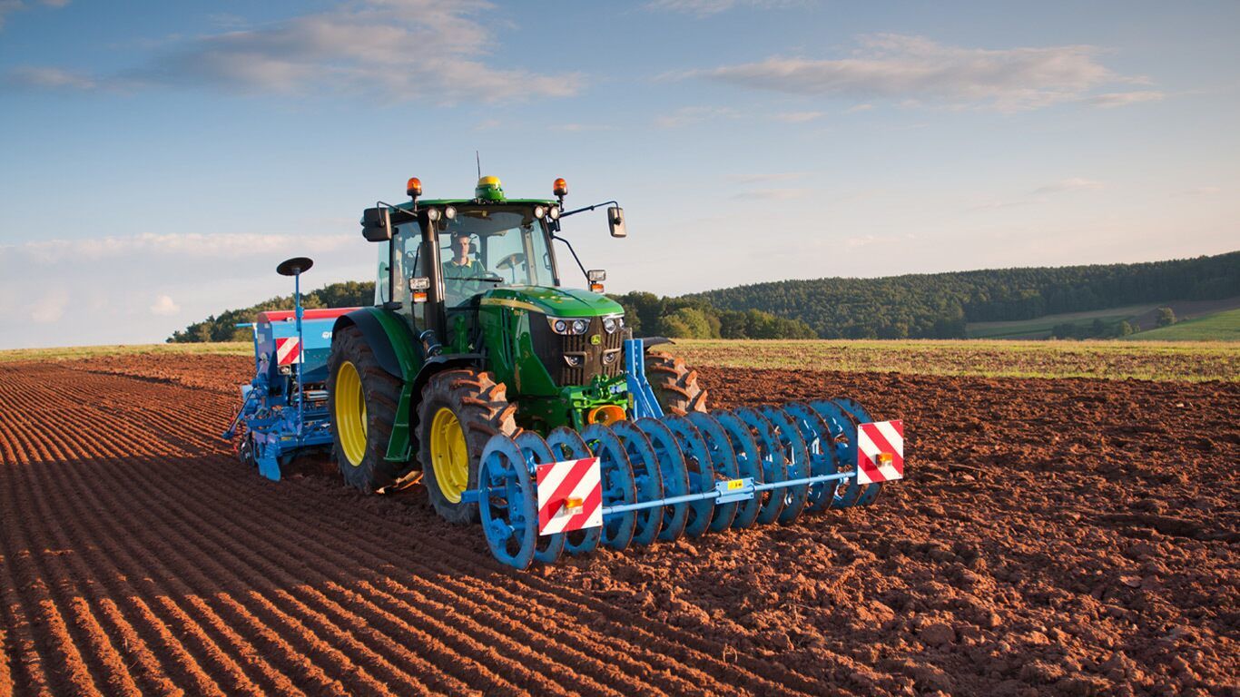 Tracteur agricole John Deere série 6RC avec 115 chevaux et 4 roues motrices