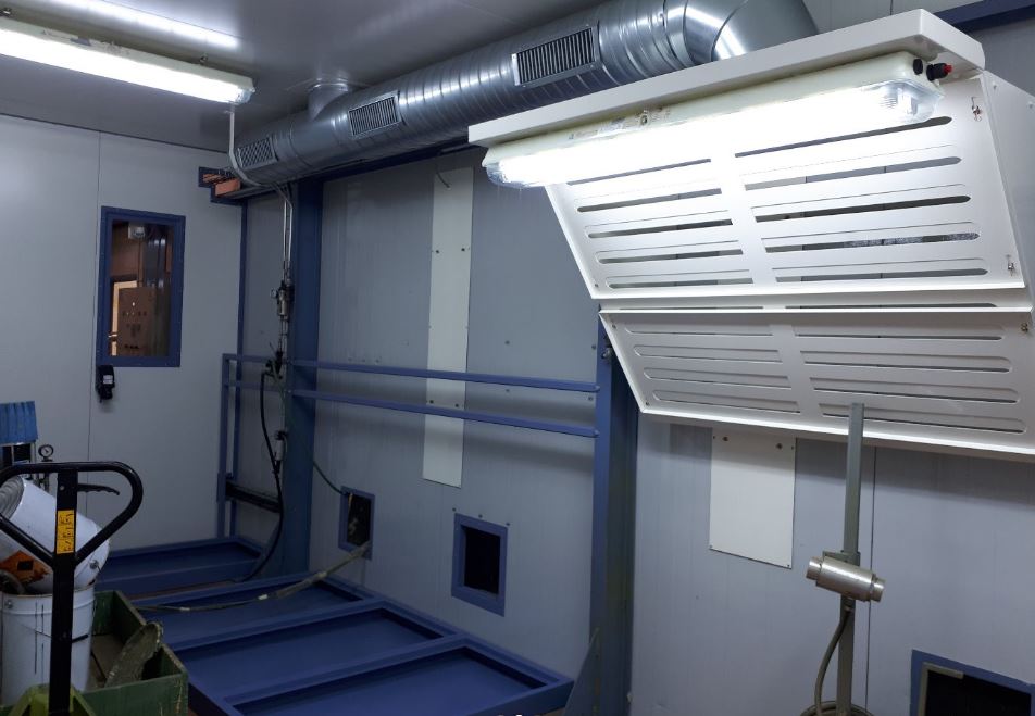 Laboratoire de préparation de peinture ventilé sur mesure - MCI - Ergonomique et conforme aux normes_1