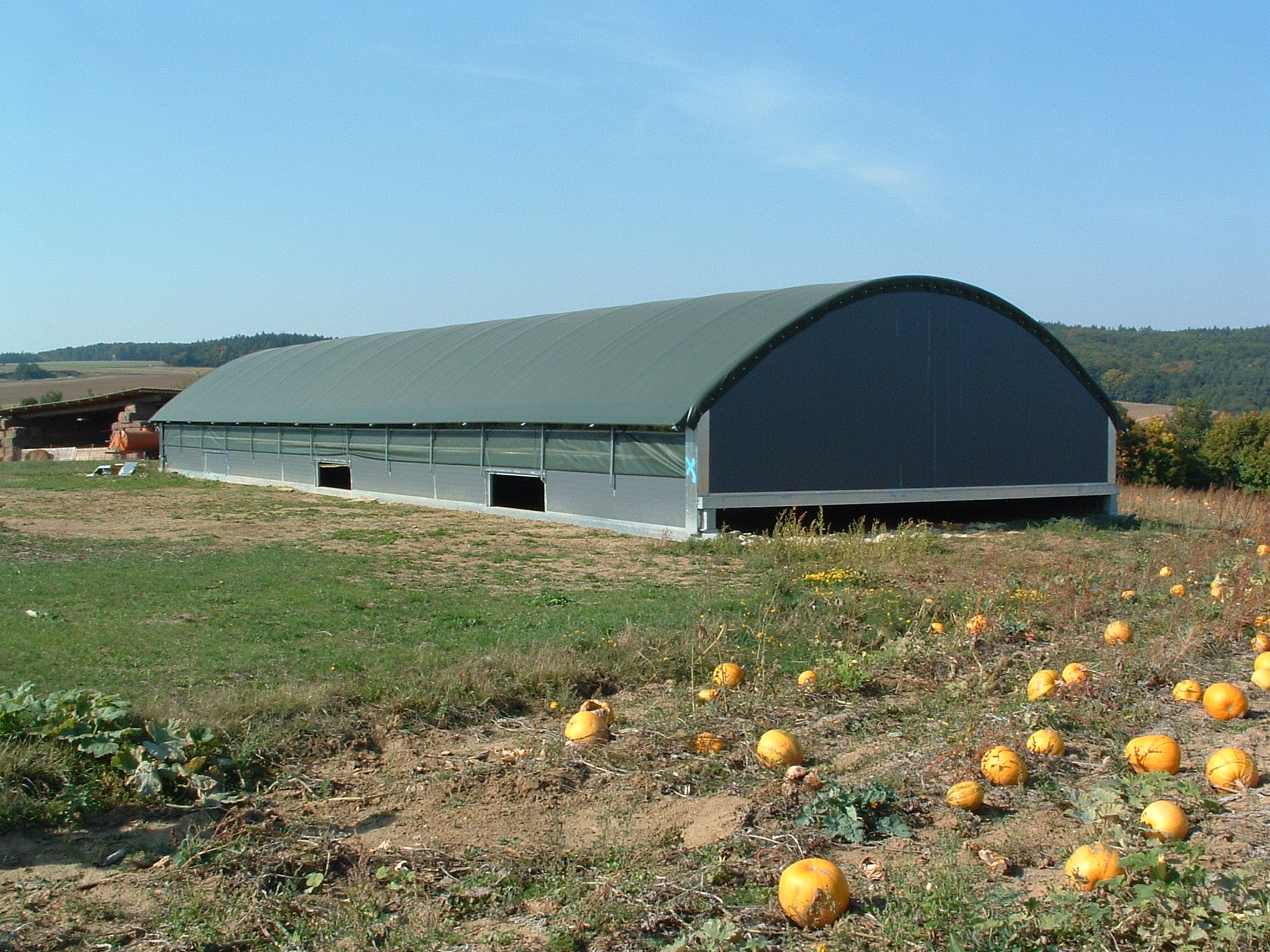 Bâtiment modulaire déplaçable en acier galvanisé adapté à vos besoins en élevage  pouvant accueillir des panneaux photovoltaïques en toiture_1