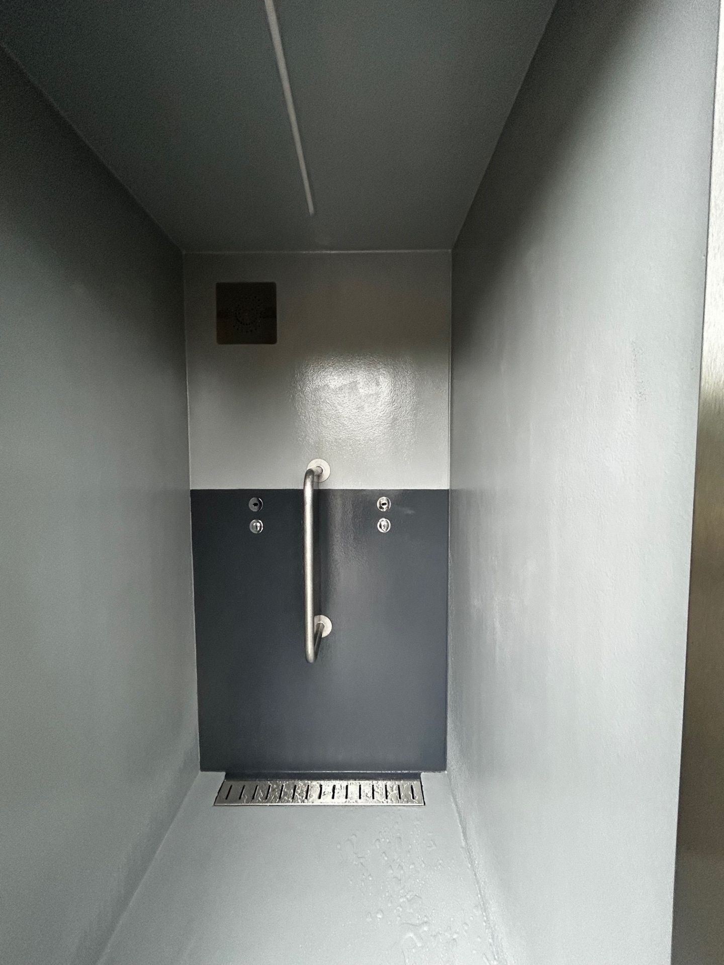 Cabine PMR avec deux cabines standard disponible en version manuelle, semi-automatique ou automatique - réf. 2061_2