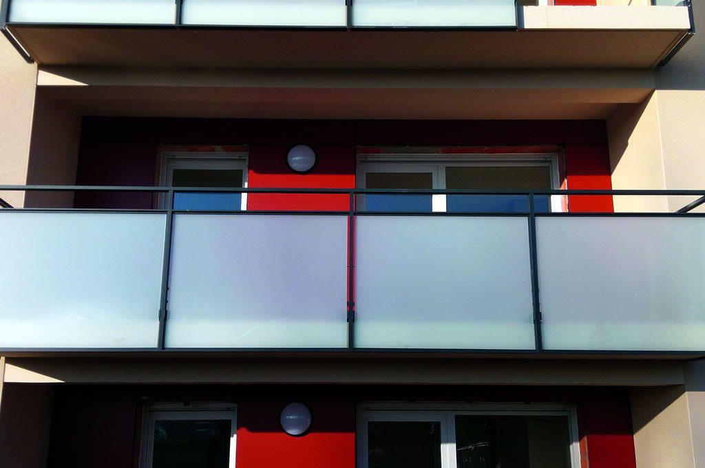 Modèle de garde-corps Feria avec remplissage passant devant le nez de dalle