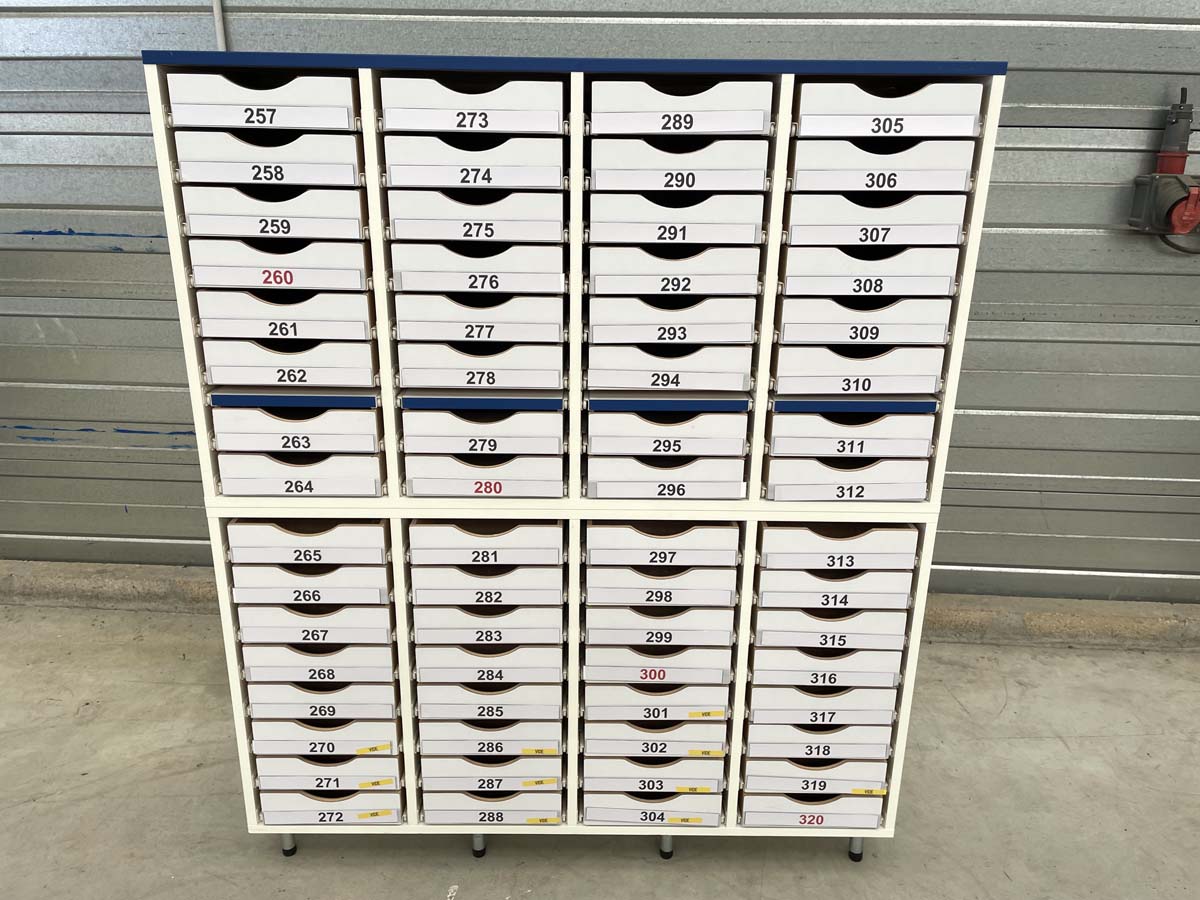 Meuble de laboratoire d'occasion avec 32 tiroirs - Référence P21091167 - Sur pieds métal_1