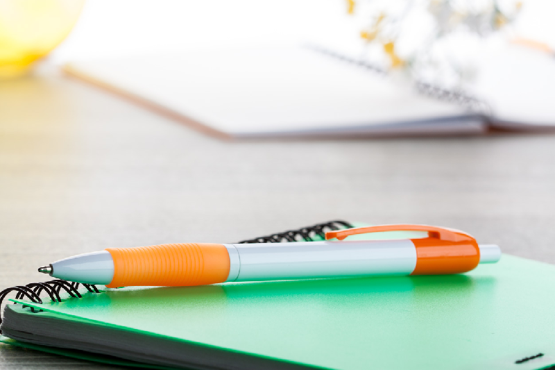 Stylo à bille en plastique - clip et embout colorés - encre bleue - couleur orange_1