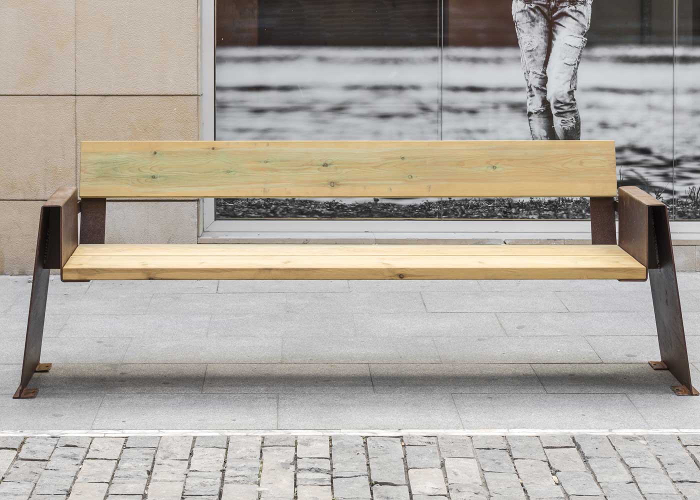 Banc public en bois de pin traité - Alp UM352 - Piètement acier galvanisé finition corten_1