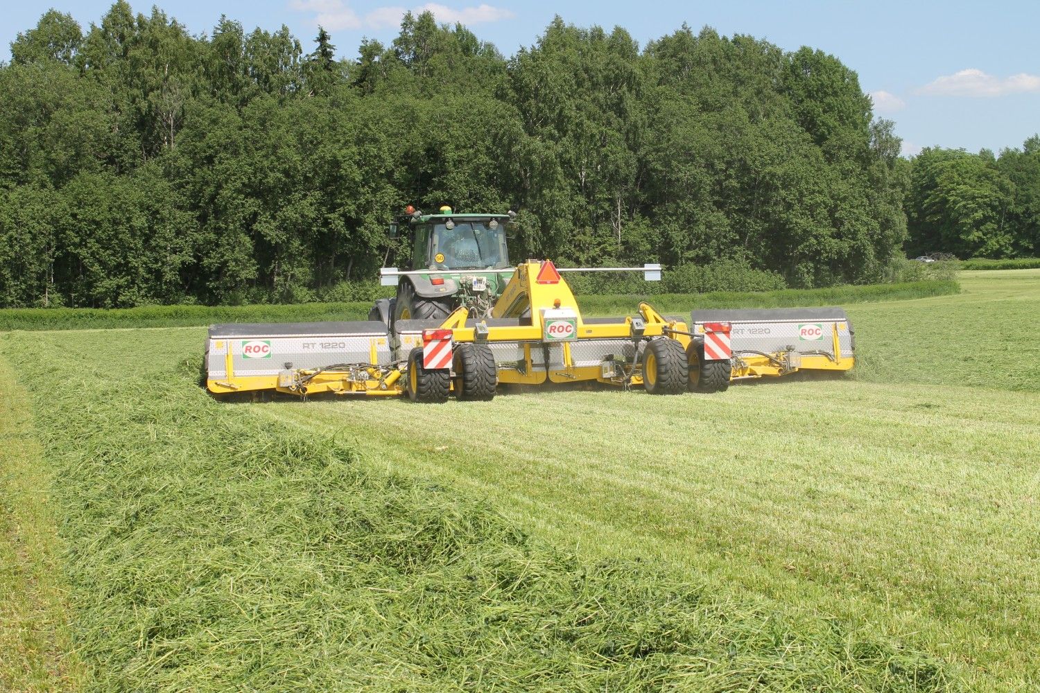 Rt 1220 - Andaineur à tapis - ROC SRL - Ramassage révolutionnaire - Tracteur 120 HP - Andain jusqu'à 12 mètres_1