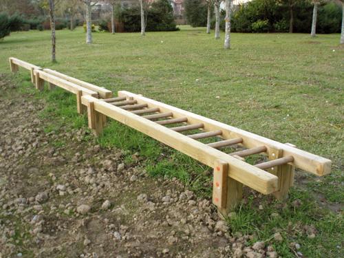 Circuit d'équilibre enfant - Barre d'équilibre en bois traité et bois tropical - 9x0,62x0,39 m - Conforme EN 1176 et EN 16630_1