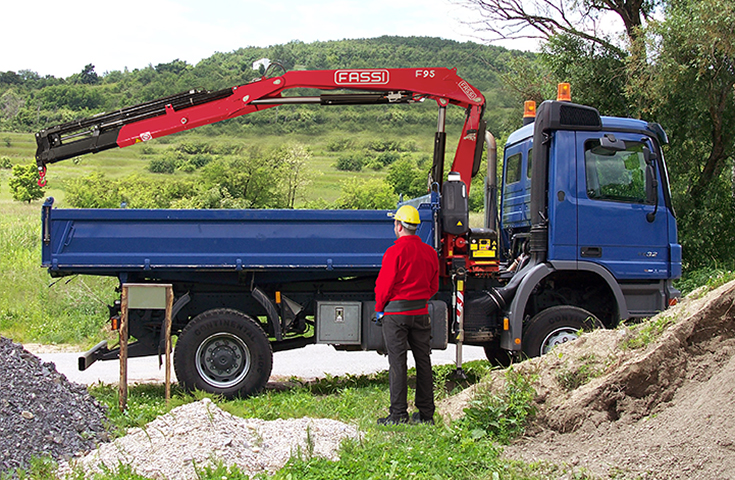 Grue auxiliaire Fassi F95B active - Moment maximum 9,07 tm - Jusqu'à 16,55 m avec jib_1