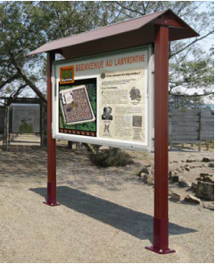 Vitrine extérieure en aluminium et bois - Cadre anodisé, toiture finition acajou, vitrage Plexichocs®_1