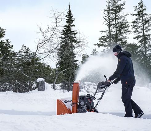 Fraise à neige compacte à double étage - HUSQVARNA ST124, idéale pour allées et trottoirs - moteur puissant et largeur 61cm_1