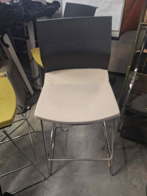 Tabouret de bar B_SIDE d'occasion - Design élégant et moderne - 2 couleurs disponibles_1