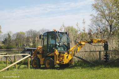Tractopelle VF 1.33 B Venieri - 20 Km/H, 52 CV, profondeur d'excavation 2.75 à 3.25 m_1