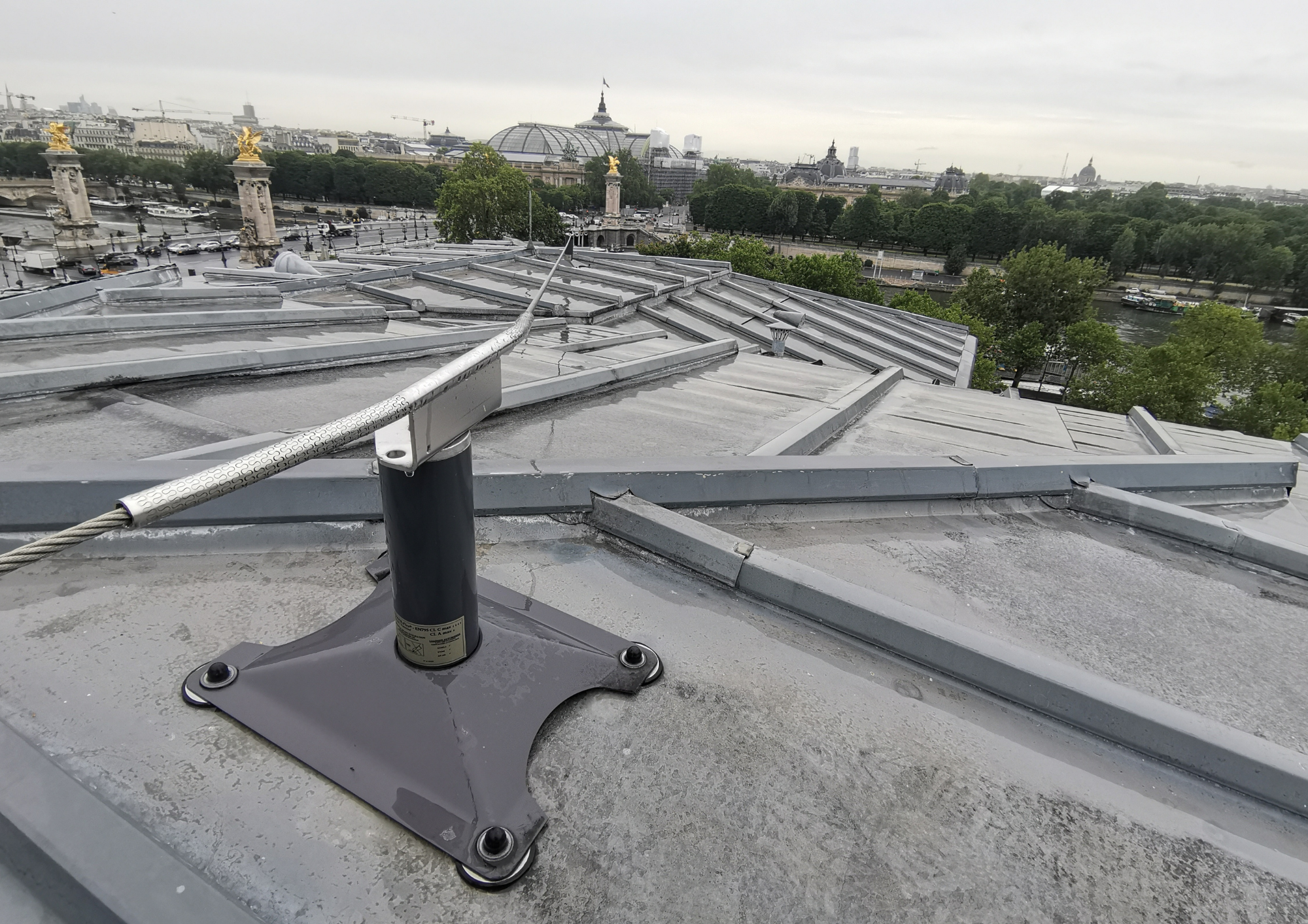 Ligne de vie pour couverture zinc volige - Dispositif d'ancrage horizontal avec potelet absorbeur d'énergie intégré_1