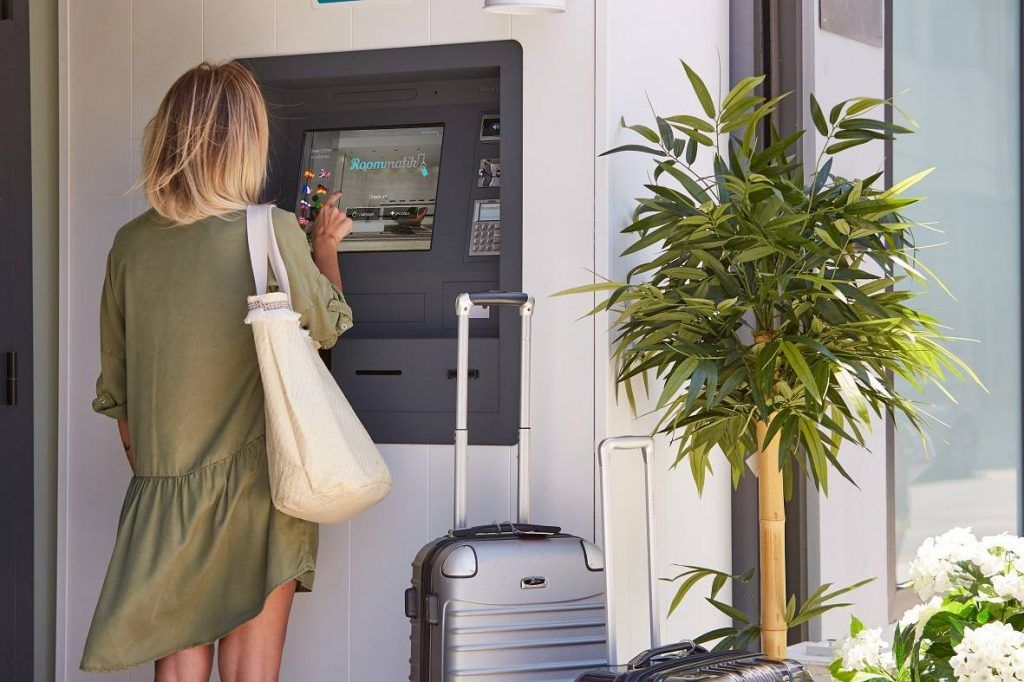 Borne d'enregistrement Roommatik L-200 - écran tactile 17'' - contrôle d'accès et paiement intégré_1