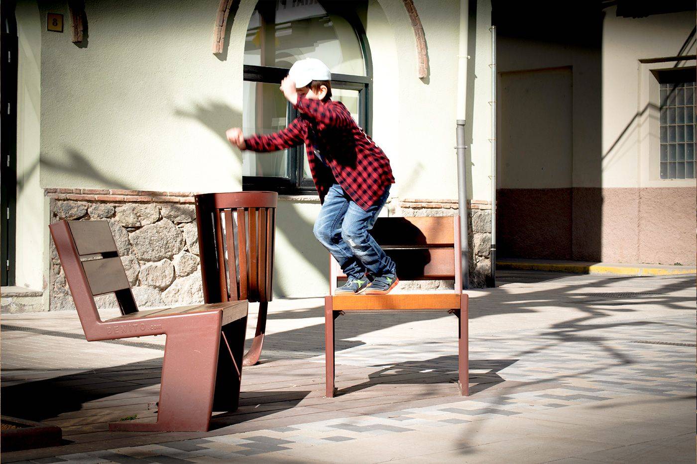 Chaise Quatro S UM377SM - Piètement en fonte ductile avec traitement anticorrosion Ferrus - Lattes en bois tropical_1