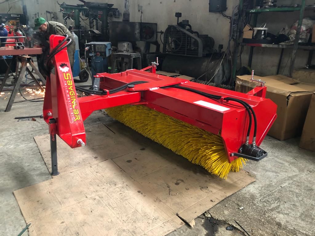 Tracteur balayeuse de route monté à l'arrière - modèle Basic - hydraulique avec brosses robustes_1