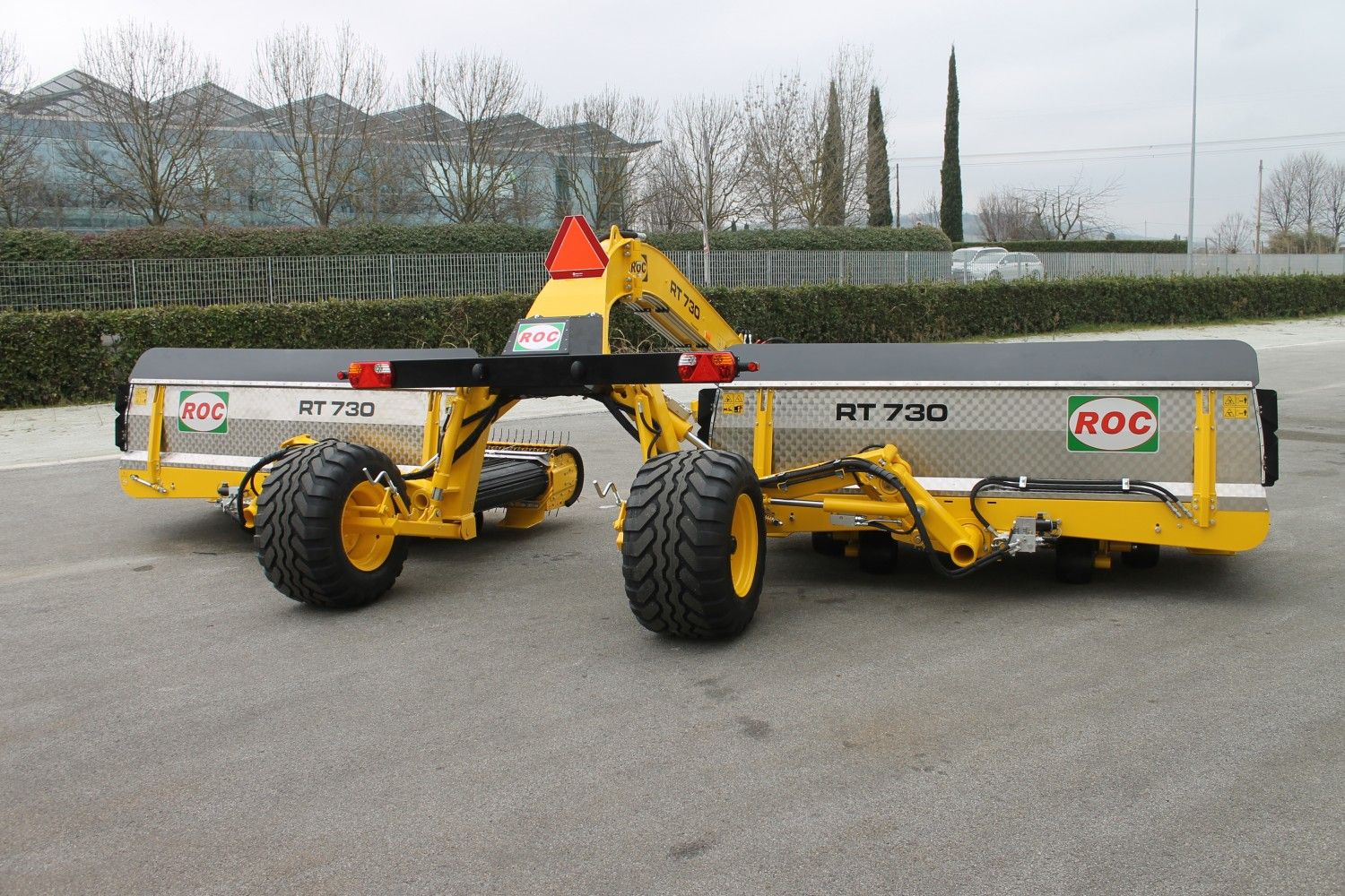 Ramasseur-andaineur RT 730 équipé d'un double balancier hydraulique