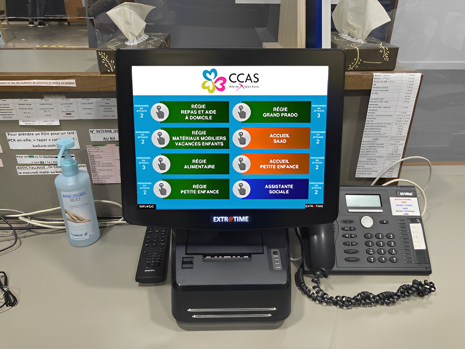 Système de gestion de file d'attente Extratime V2 - MPLOGIC avec borne/totem PMR et interface personnalisée_1