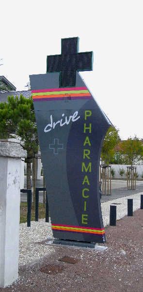 Totem d'intérieur ou d'extérieur sur mesure, idéal pour les boutiques - OUEST ENSEIGNES_1