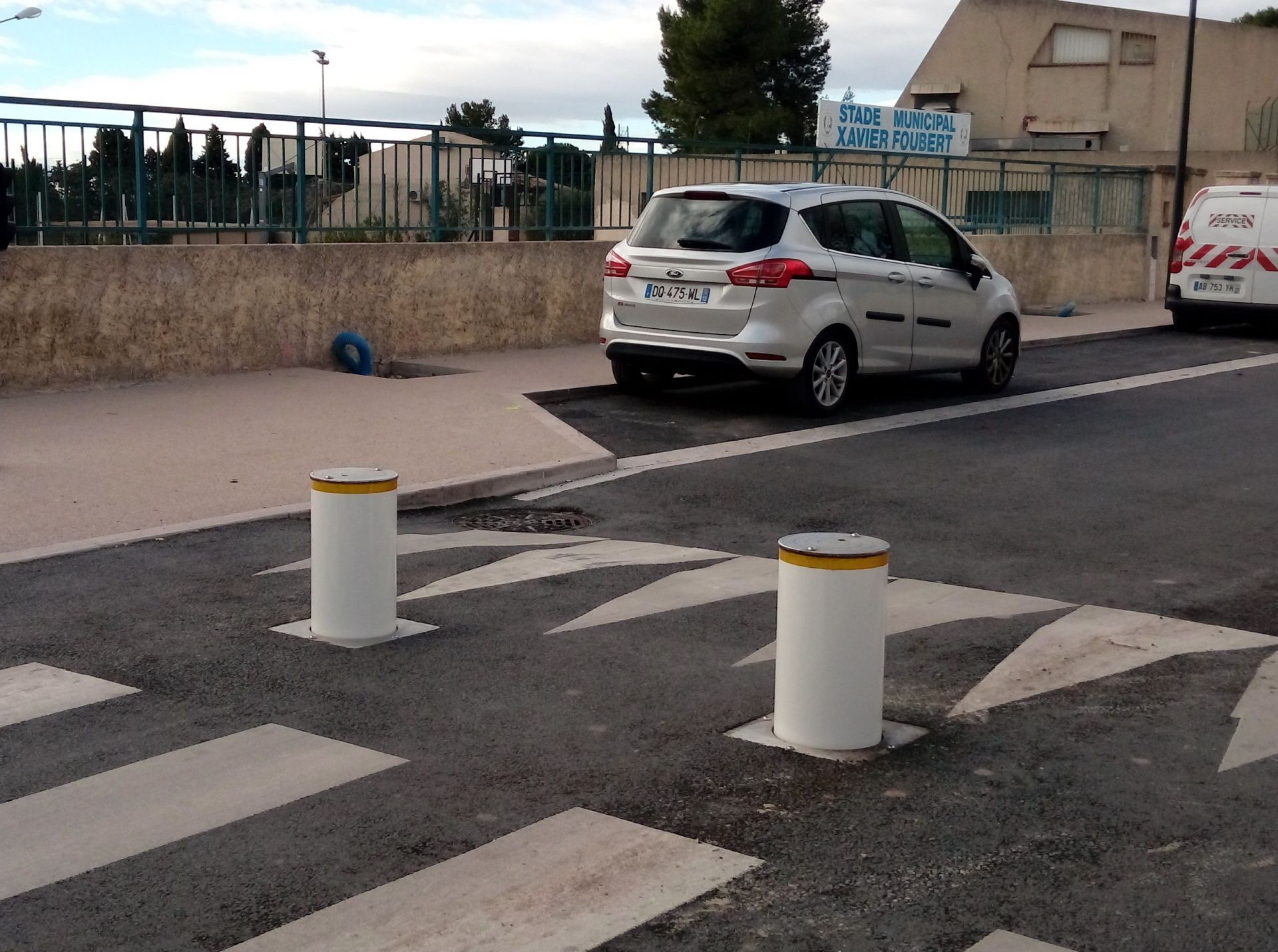 Borne escamotable semi-automatique BA273 - vérin à gaz - pour zones piétonnes et protection de vitrines_1