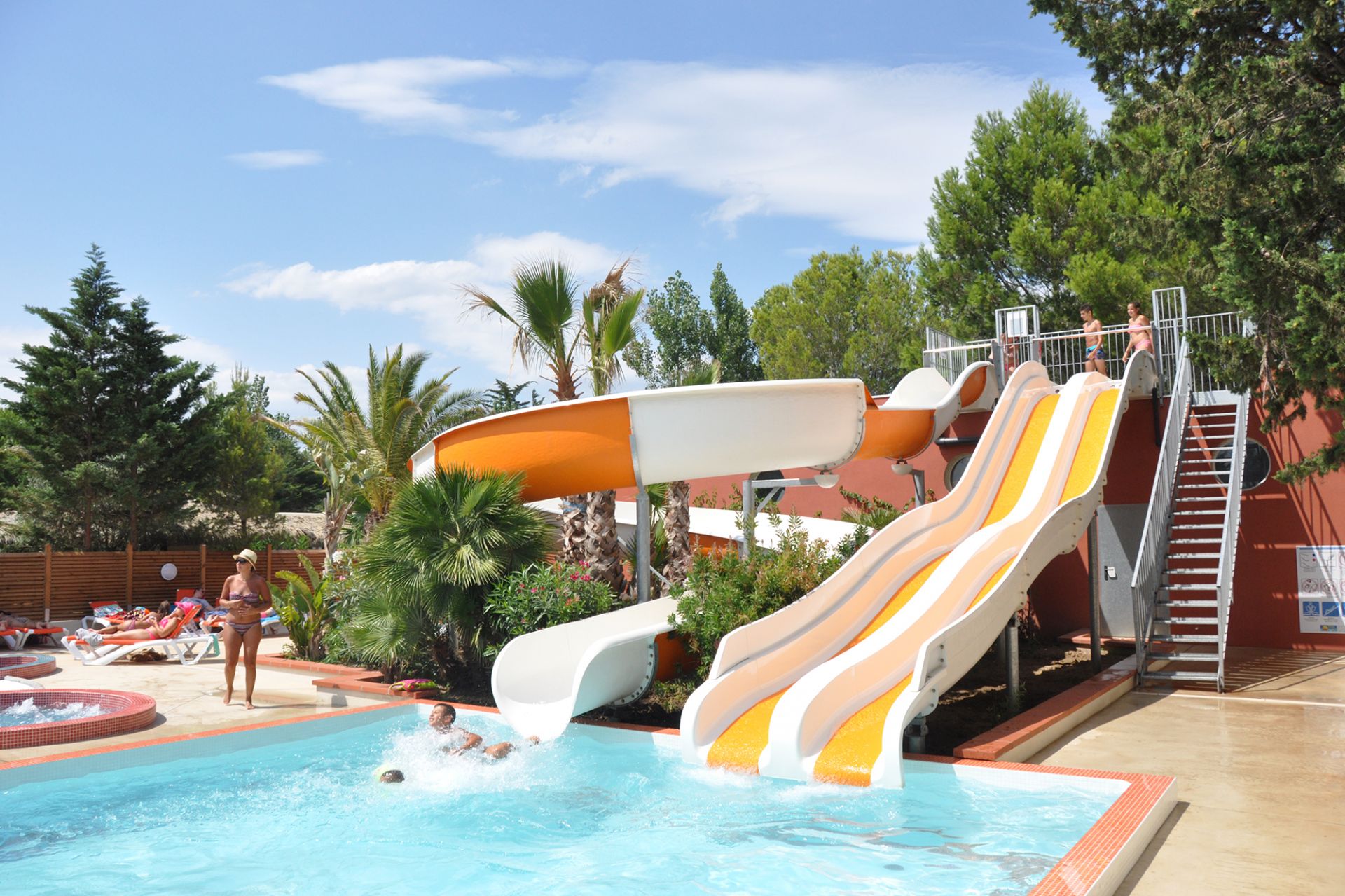 Duo de toboggans aquatiques Edsun - Must'Tob et Slide'Tob - compact et multipistes avec arrivée bassin_1