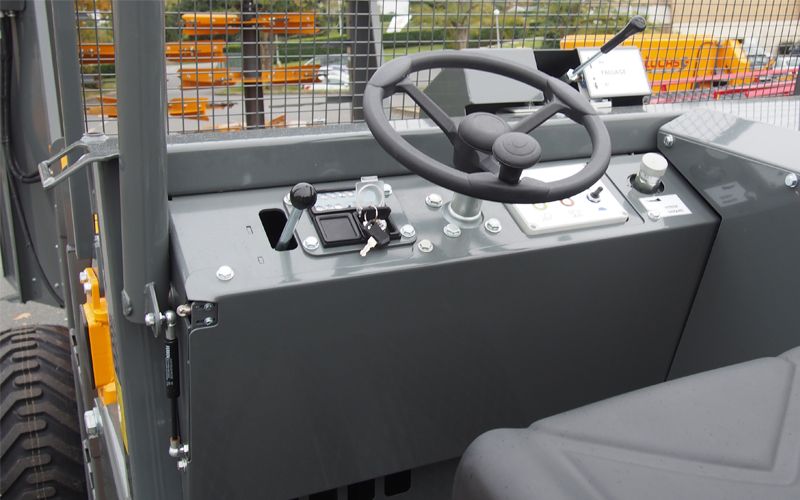 Machine agricole avec avancement hydrostatique et moteur thermique 40 CV