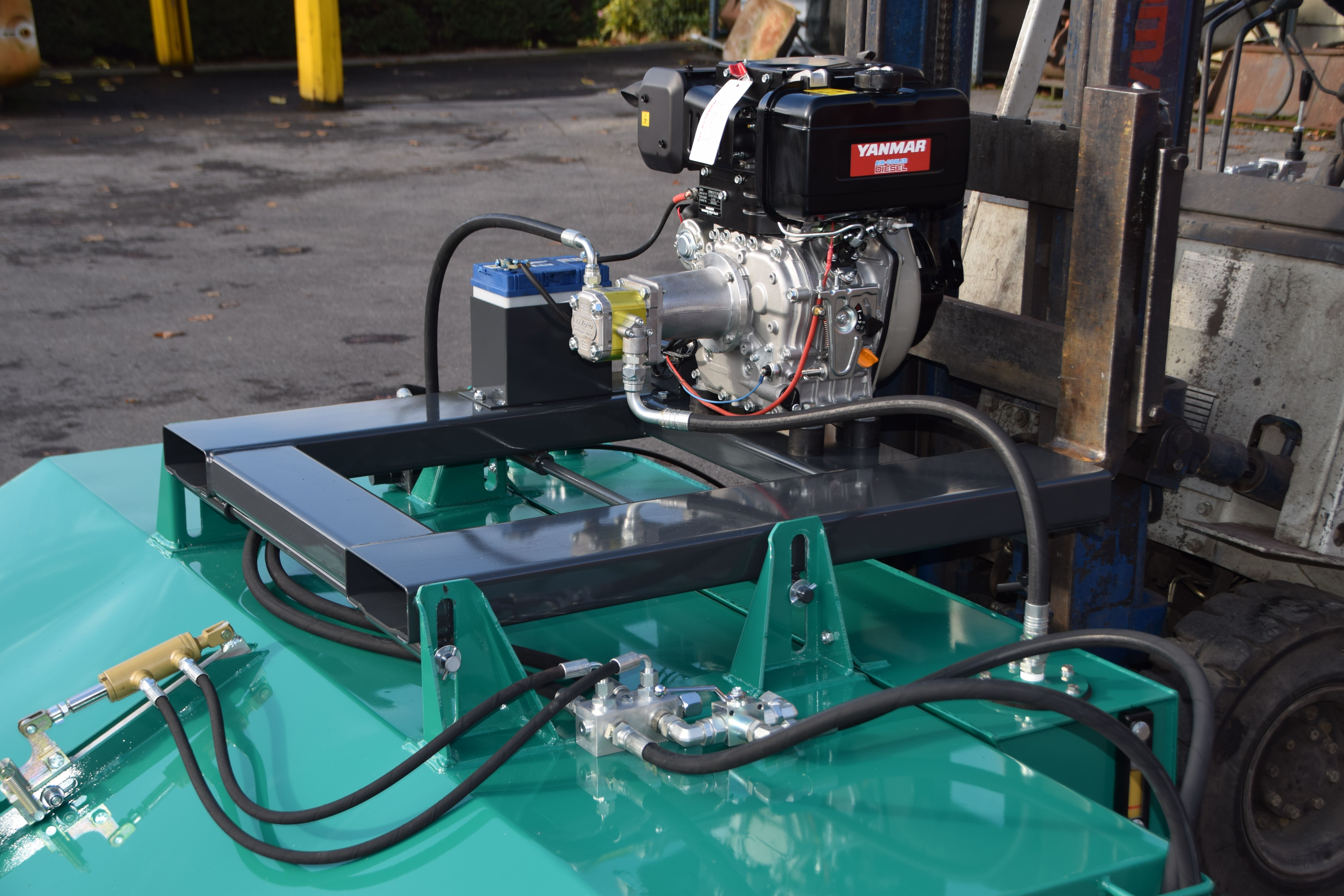 Balayeuse industrielle Attec - ramassage et déversement hydrauliques - pour télescopiques et chariots élévateurs_2