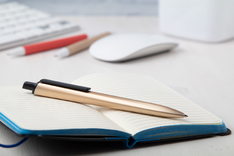 Stylo à bille en plastique - attributs noirs - aspect métallique mat - encre bleue - couleur doré_1