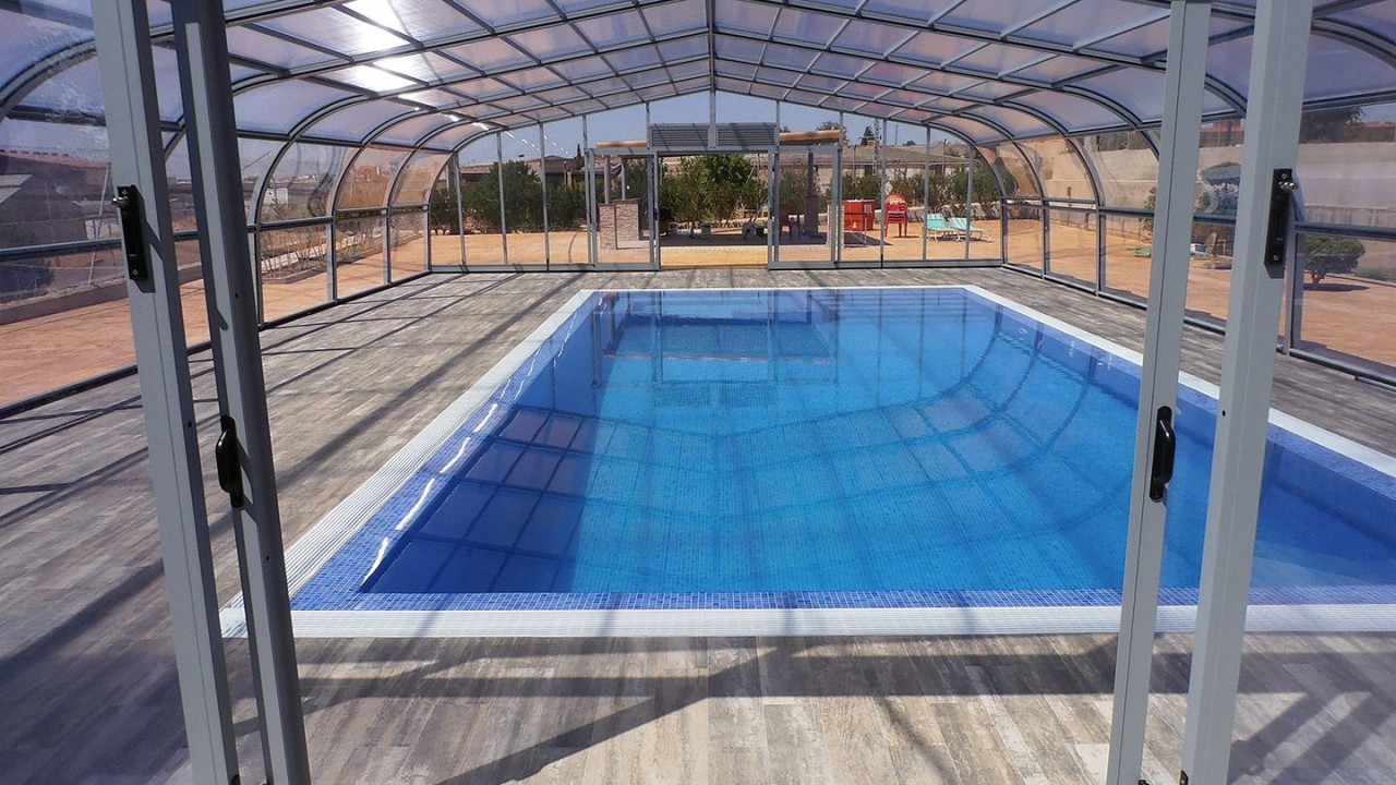 Abri piscine haut fixe Tabarca - robuste et élégant - panneaux latéraux mobiles en polycarbonate_2