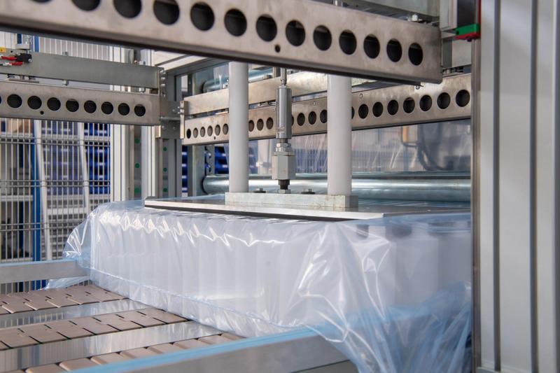 Ensacheuse automatique de flacons - conditionnement thermoplastique en LDPE avec tapis transporteur et palettiseur_1