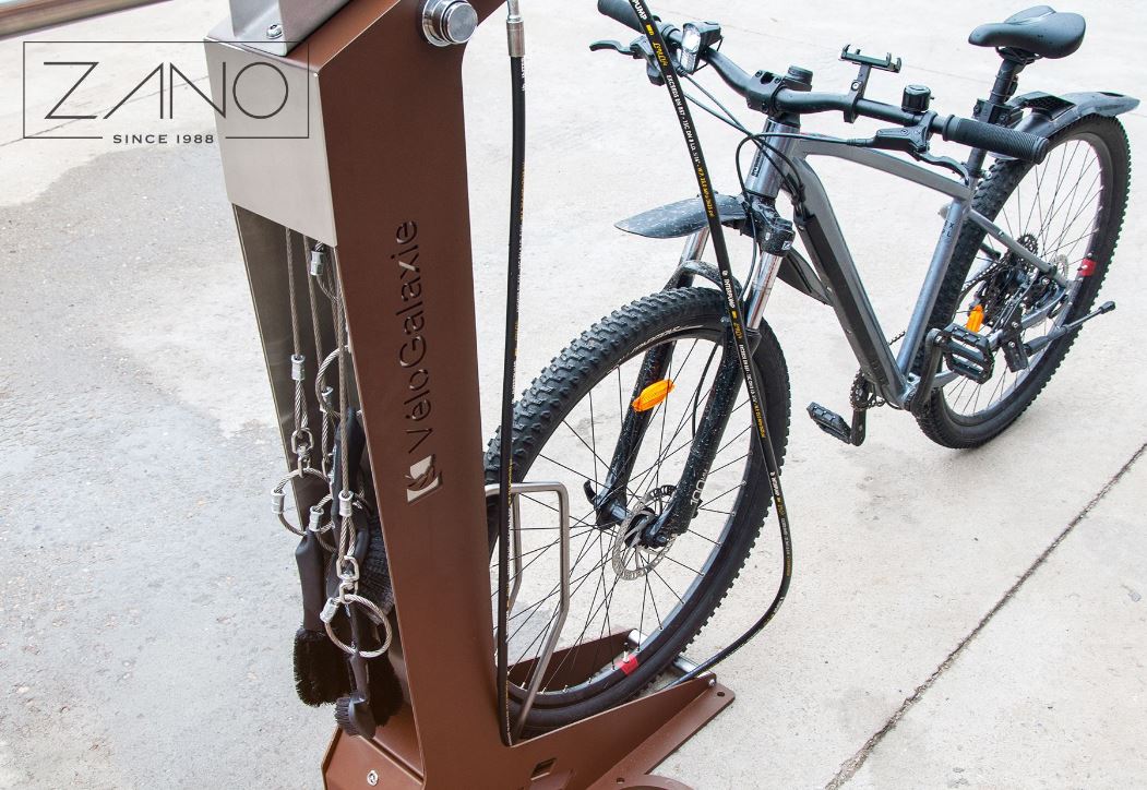Station de lavage vélo à structure soudée et boulonnée - KANGU 18.004.4 - Acier inoxydable avec support et brosses intégrées_1