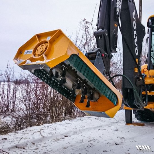 Débroussailleuse robuste adaptée aux pelles et mini-pelles de 8 à 25 tonnes
