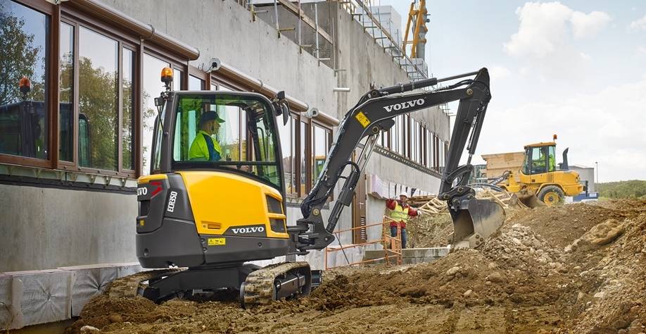 Mini-pelle Volvo ECR35D adaptée aux chantiers exigus