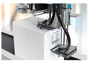 M230i-CW - Étiqueteuse automatique en angle de caisses - Domino UK Limited_1