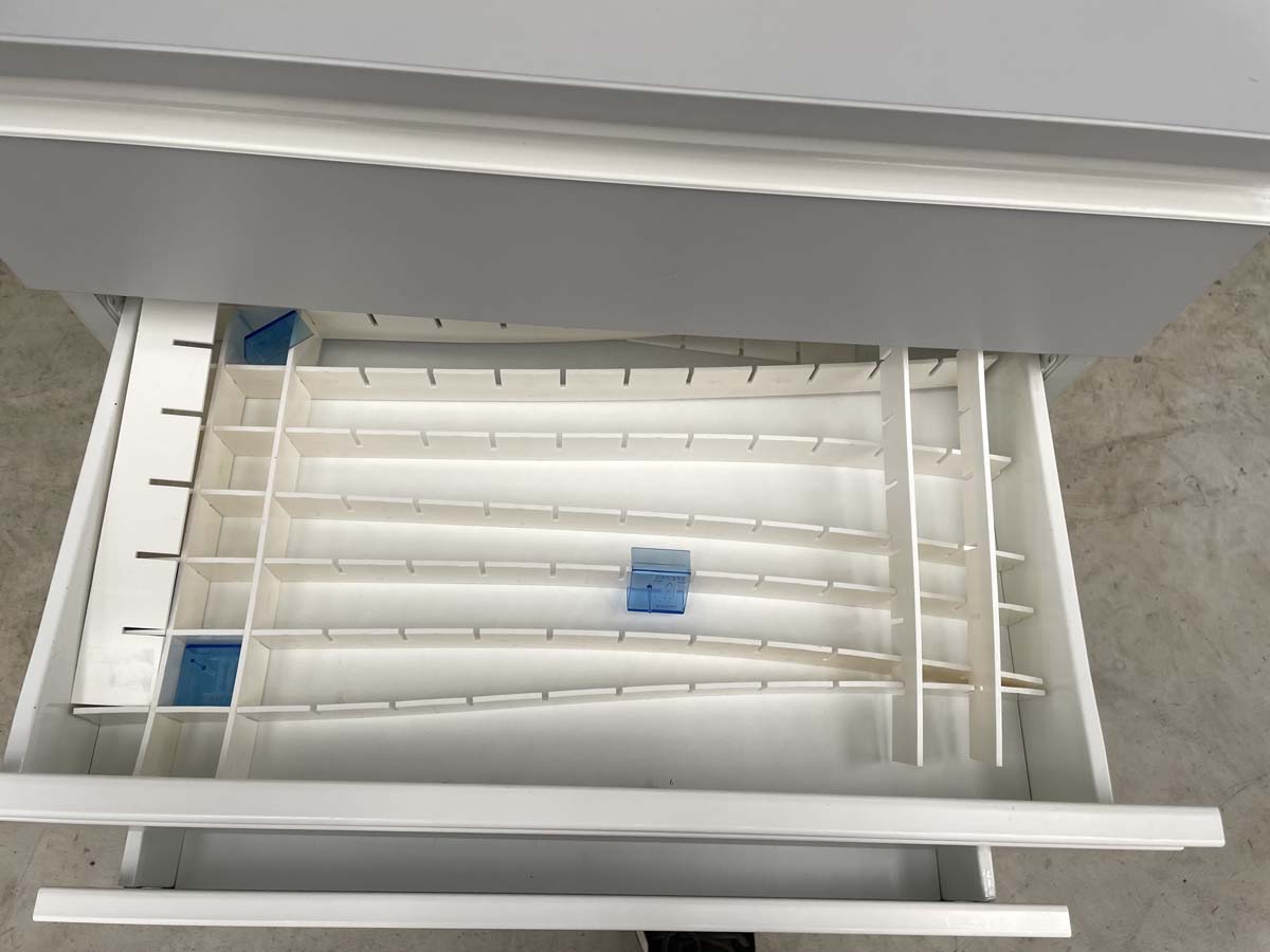 Meuble sous paillasse d'occasion de laboratoire - 4 tiroirs - Réf P21091190_1