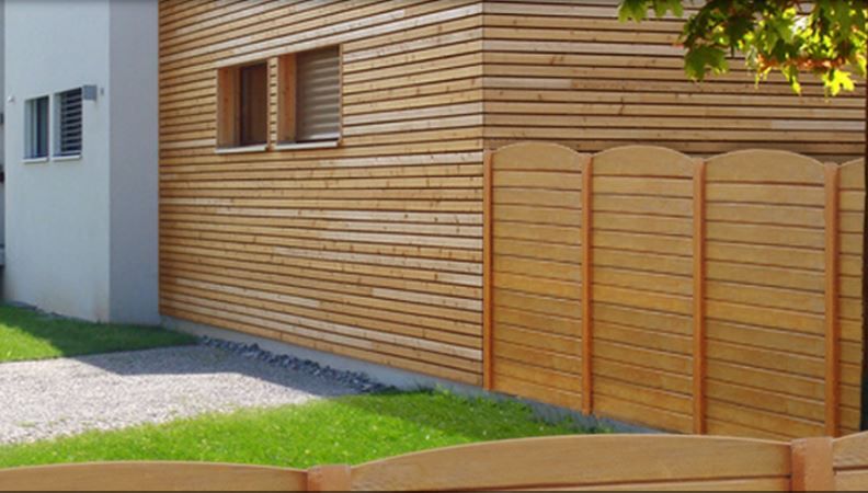 Clôture en béton avec effet bois et options de coloris personnalisables