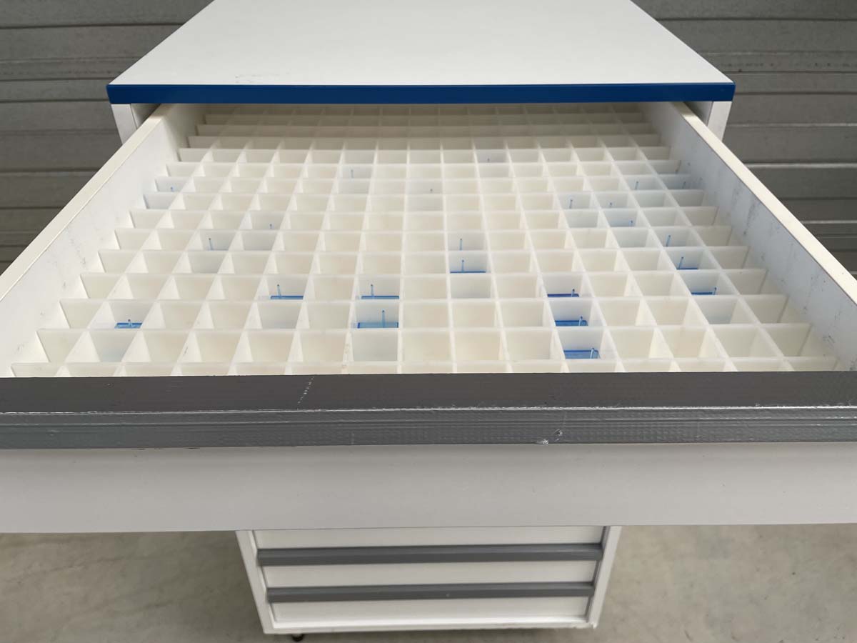 Meuble d'occasion de laboratoire avec tiroirs - 9 tiroirs sur pieds métal - ATEX - P21091156_1