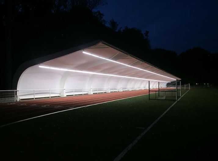 Couverture piste d'athlétisme 115 m x 9.60 m - Normandie Structures - sur mesure avec auvent et poteaux galvanisés_2