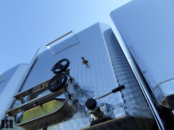 Cuve en inox pour vinification et stockage avec régulation thermique intégrée