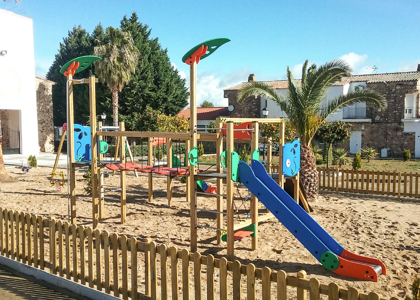 Structure de jeu Gaia JEK05 - Bois lamellé, panneaux ECOPLAY et filets anti-vandalisme_1