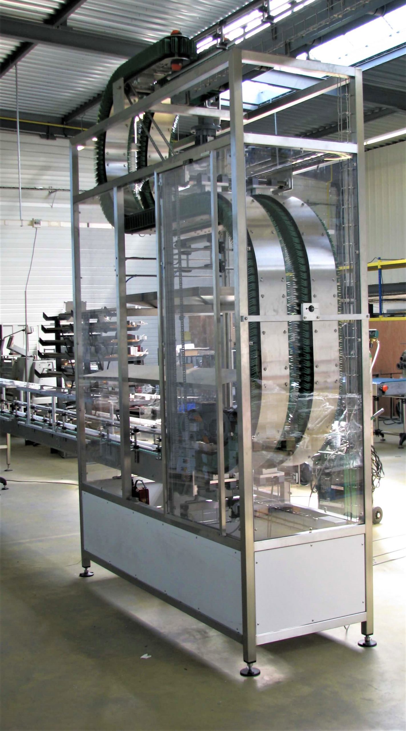 Elévateur à préhension en continu  via un ensemble de convoyeurs droits et courbes_1