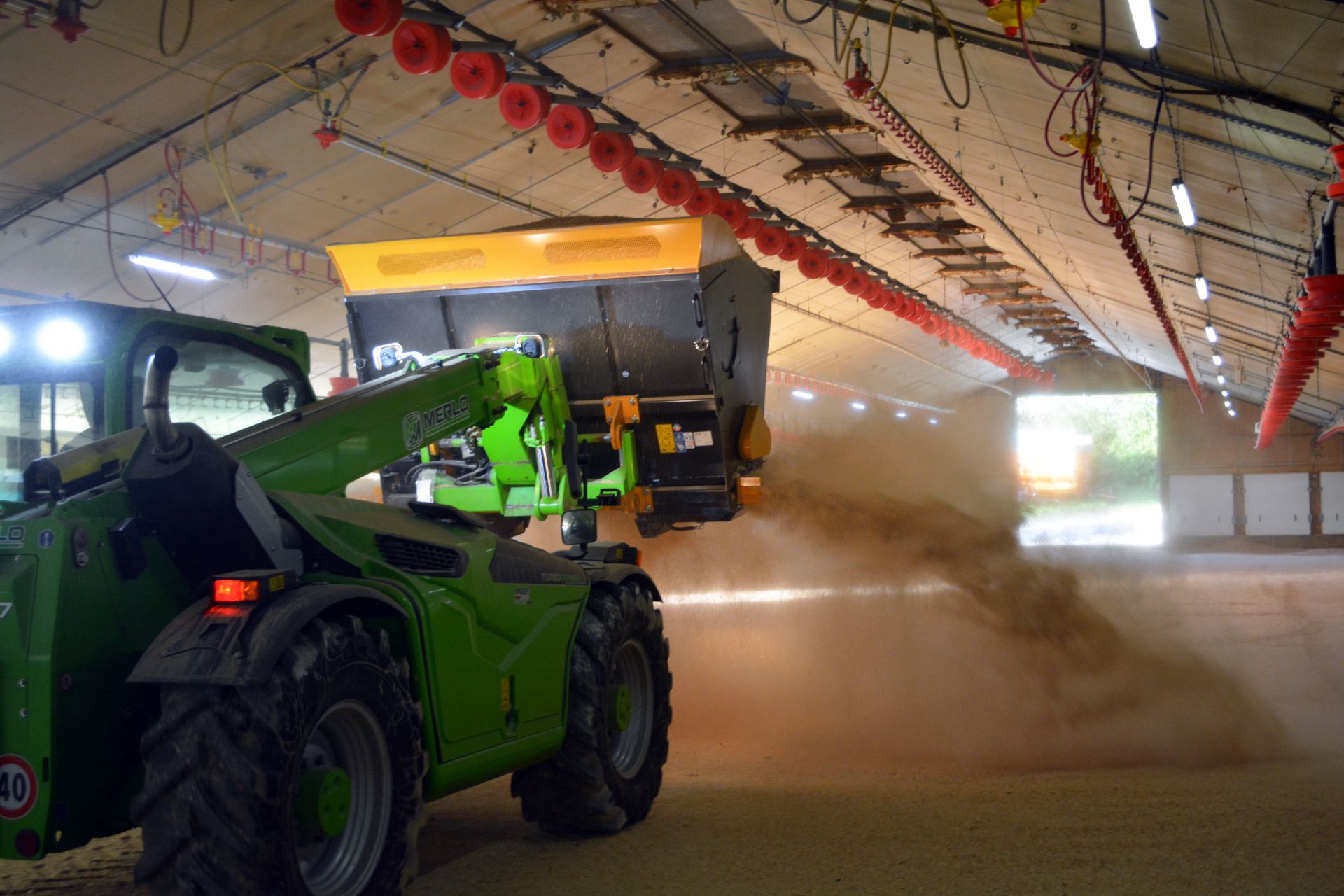 Godet éparpilleur de litière multi’spread_1