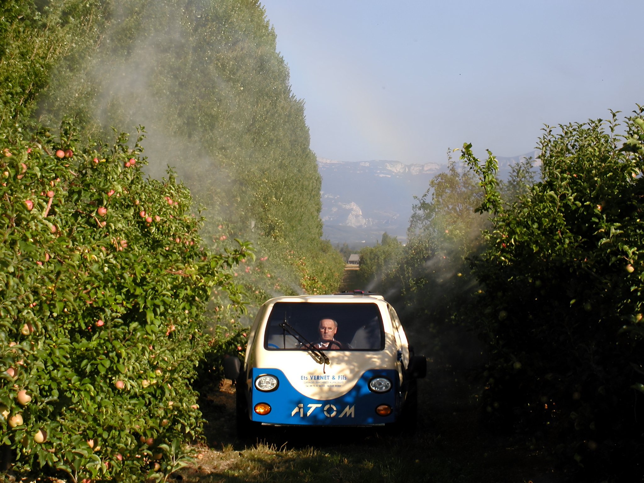 Machine compacte pour végétations basses et fortes pentes