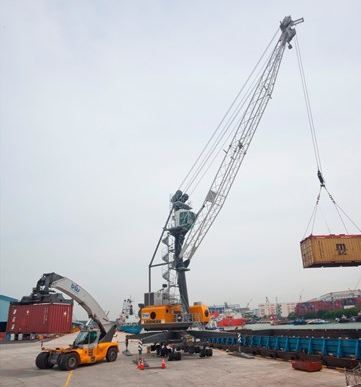 Grue mobile LHM 180 pour ports fluviaux, portée maximale de 35 mètres