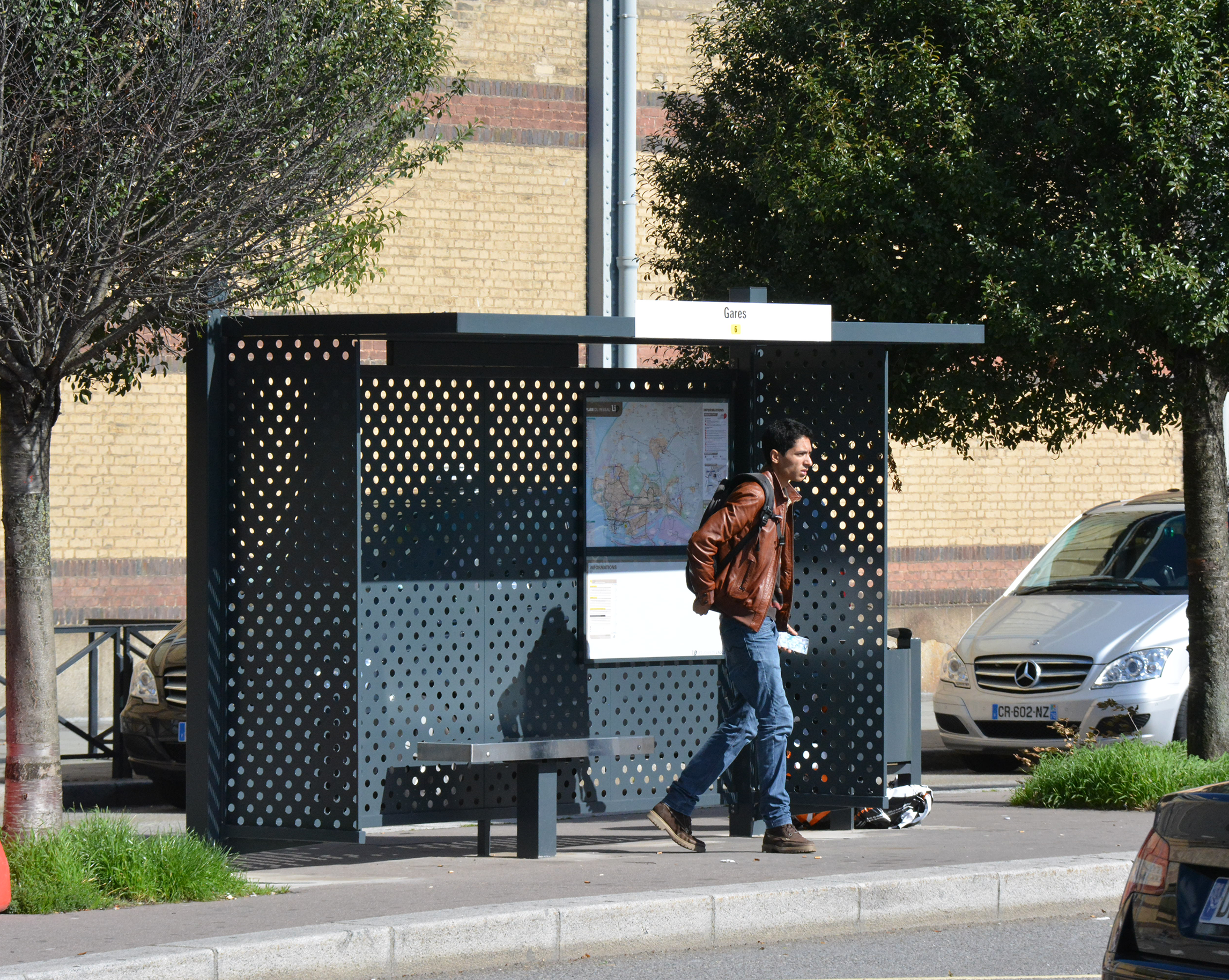 Abri bus cirrus anti vandalisme / structure en acier / bardage en bacacier / avec banquette / 365 x 145 cm_1