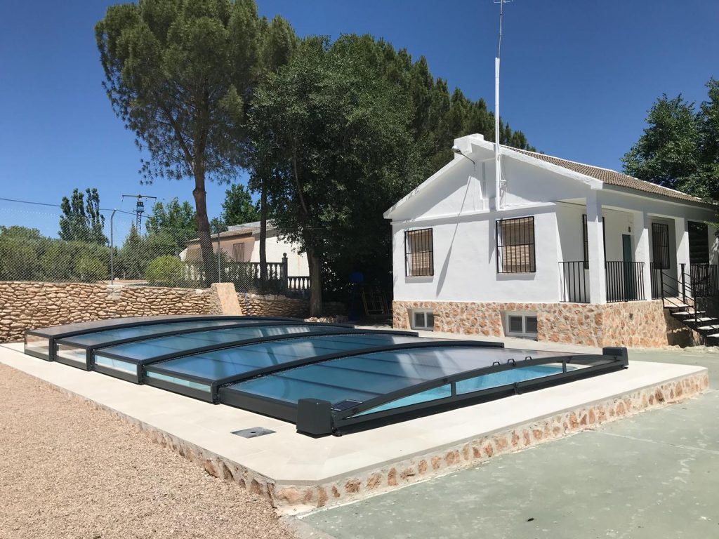 Abri piscine plat télescopique sans rails au sol - design élégant - BOREALIS XS_1