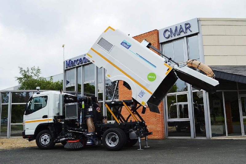 Balayeuse thermique BROCK VS4 sur châssis FUSO pour services voirie avec cuve à déchets de 4m³, brosses amovibles et caractéristiques techniques avancées_1