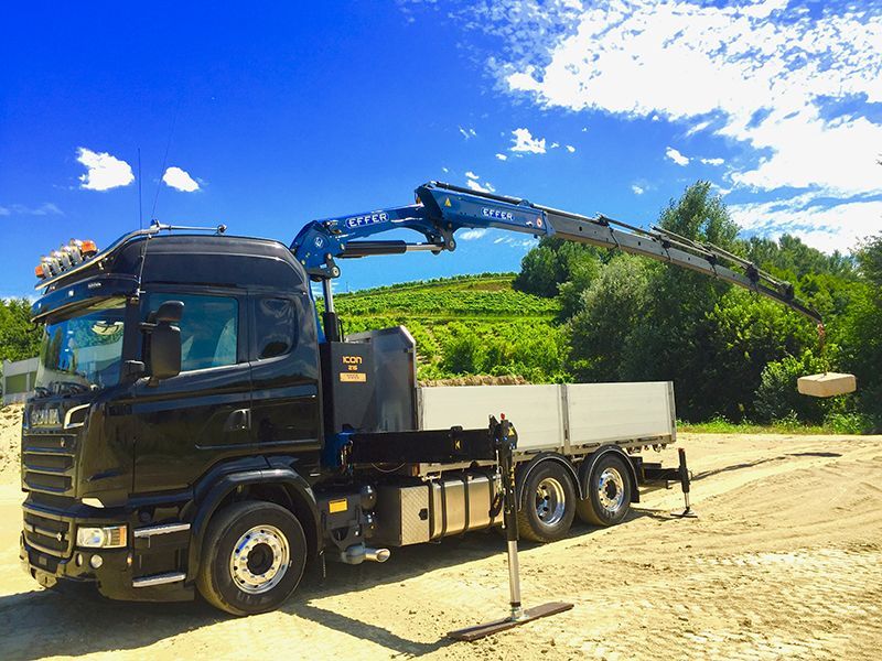 Grue auxiliaire pour levage moyen avec technologie avancée Effer
