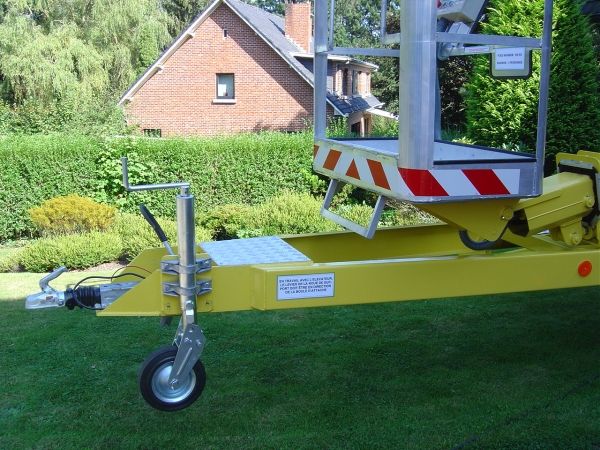 Nacelle sur remorque avec pieds de support hydrauliques