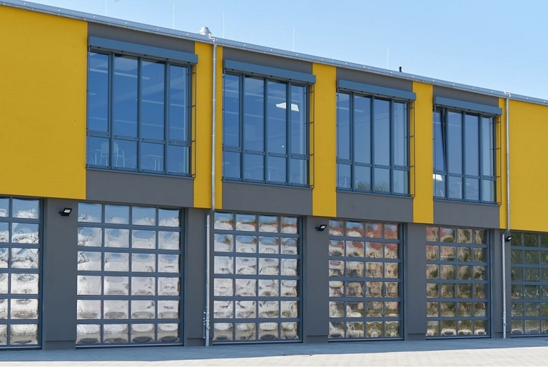 Porte sectionnelle équipée d'une motorisation du type TAS 1/TAS 2 conçues sur mesure pour les casernes de pompiers_1