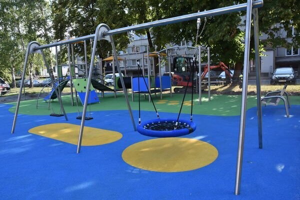 Balançoire triple en acier inoxydable conforme EN1176 - Sièges confortables et siège nid - Référence BT13072_1